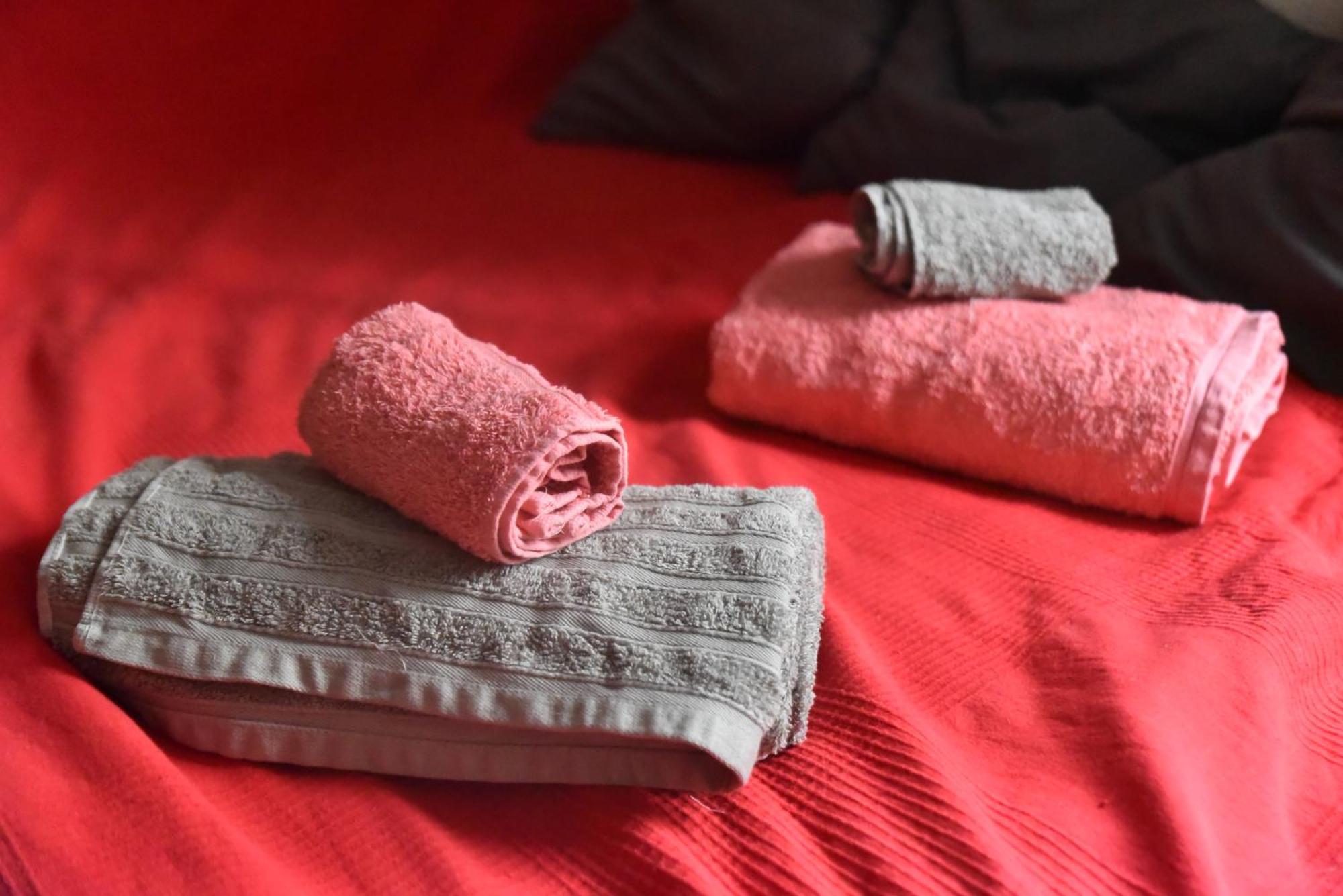Grosses Modernes Zimmer "Silber" Fuer 2 Personen Und Katzenliebhaber บาเลนเซีย ภายนอก รูปภาพ